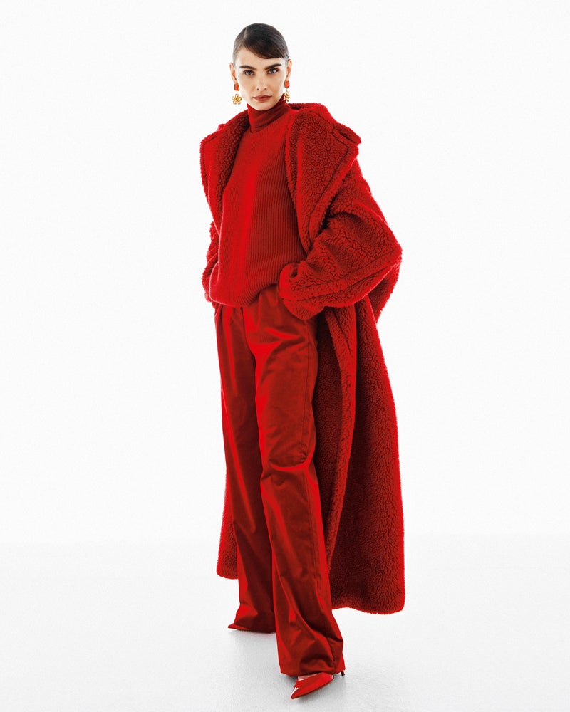 Abrigo de borrego, pantalón y jersey, todo de Max Mara. Pendientes de OSB.