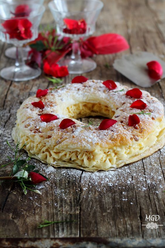 De crema. ¡Menuda pinta tiene! Y además, puedes hacerlo o comprarlo de hojaldre.