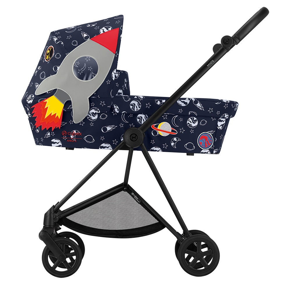 SEGURIDAD Y FUNCIONALIDAD son las dos claves de los coches y accesorios para bebés de la firma Cybex. Sin embargo, en diseño no se quedan a la zaga. Por eso presentan ahora una original y divertida colección basada en la tendencia de moda: el espacio.