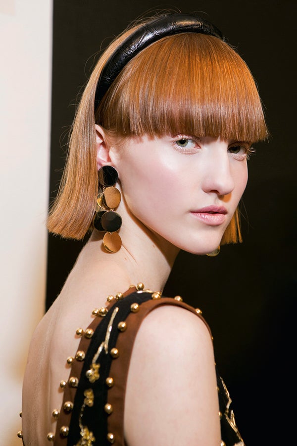 Elige formas, colores y largos que contrasten con tu vestuario y que resalten tu maquillaje.