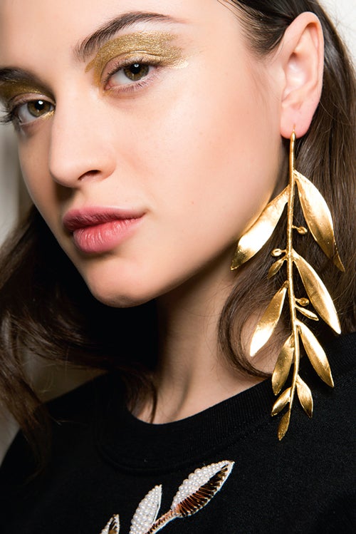 NO HACE FALTA QUE estés muy atenta a las fugaces tendencias, ya te avanzamos que esta noche de fi n de año causarás sensación si llevas unos maxipendientes.