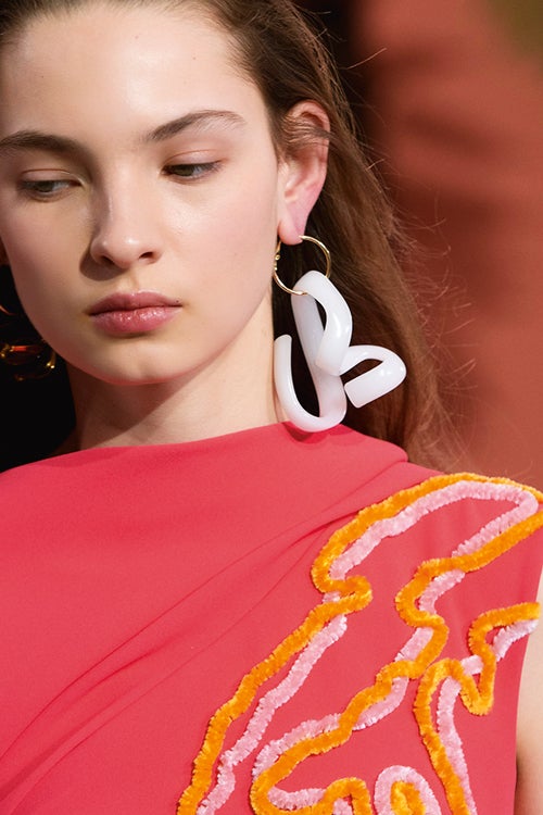 NO HACE FALTA QUE estés muy atenta a las fugaces tendencias, ya te avanzamos que esta noche de fi n de año causarás sensación si llevas unos maxipendientes.