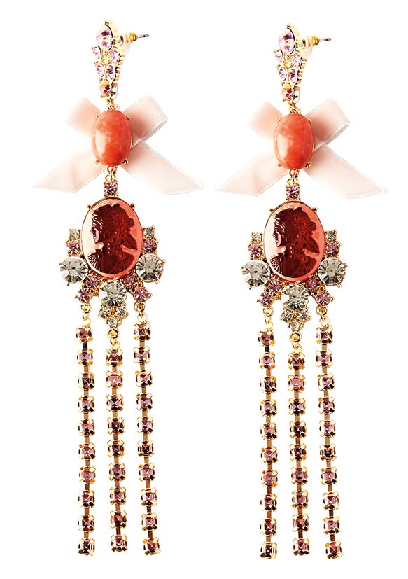 Elige formas, colores y largos que contrasten con tu vestuario y que resalten tu maquillaje.