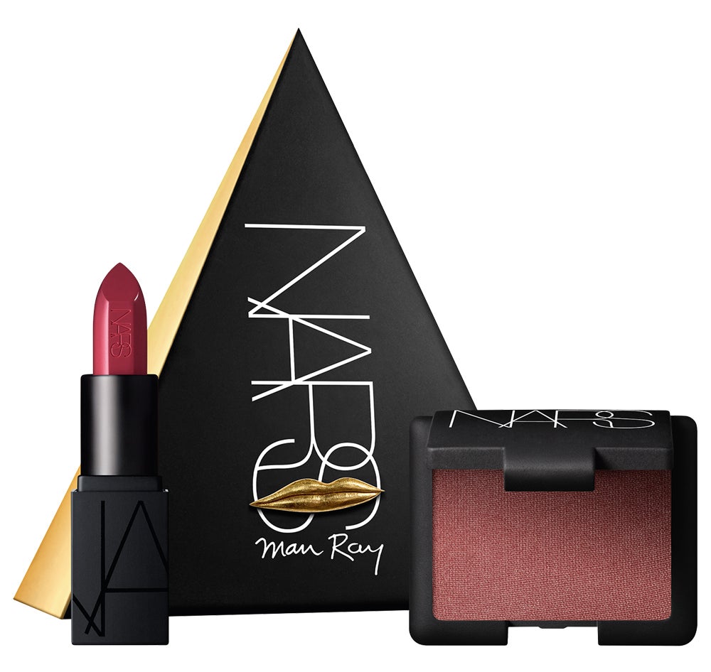 Man Ray for NARS Love Triangle con Dolce Vita Blush & Audrey Audacious Lipstick, de NARS (22 €).