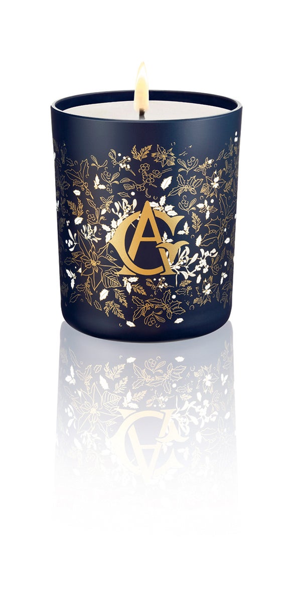 Vela Edición Navidad Une Foret D’Or de Annick Goutal (70 €).