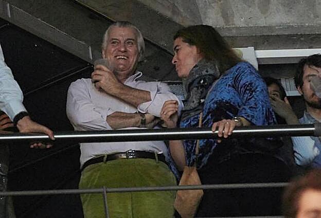 Luis Bárcenas disfrutando del concierto de su hijo, junto a unos amigos.