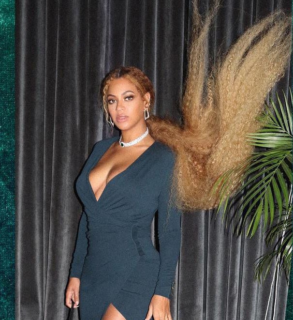 Beyoncé es la reina de las pelucas. Con esta melena aparecía el 20 de noviembre. ¿Alguien se cree que no es una peluca?