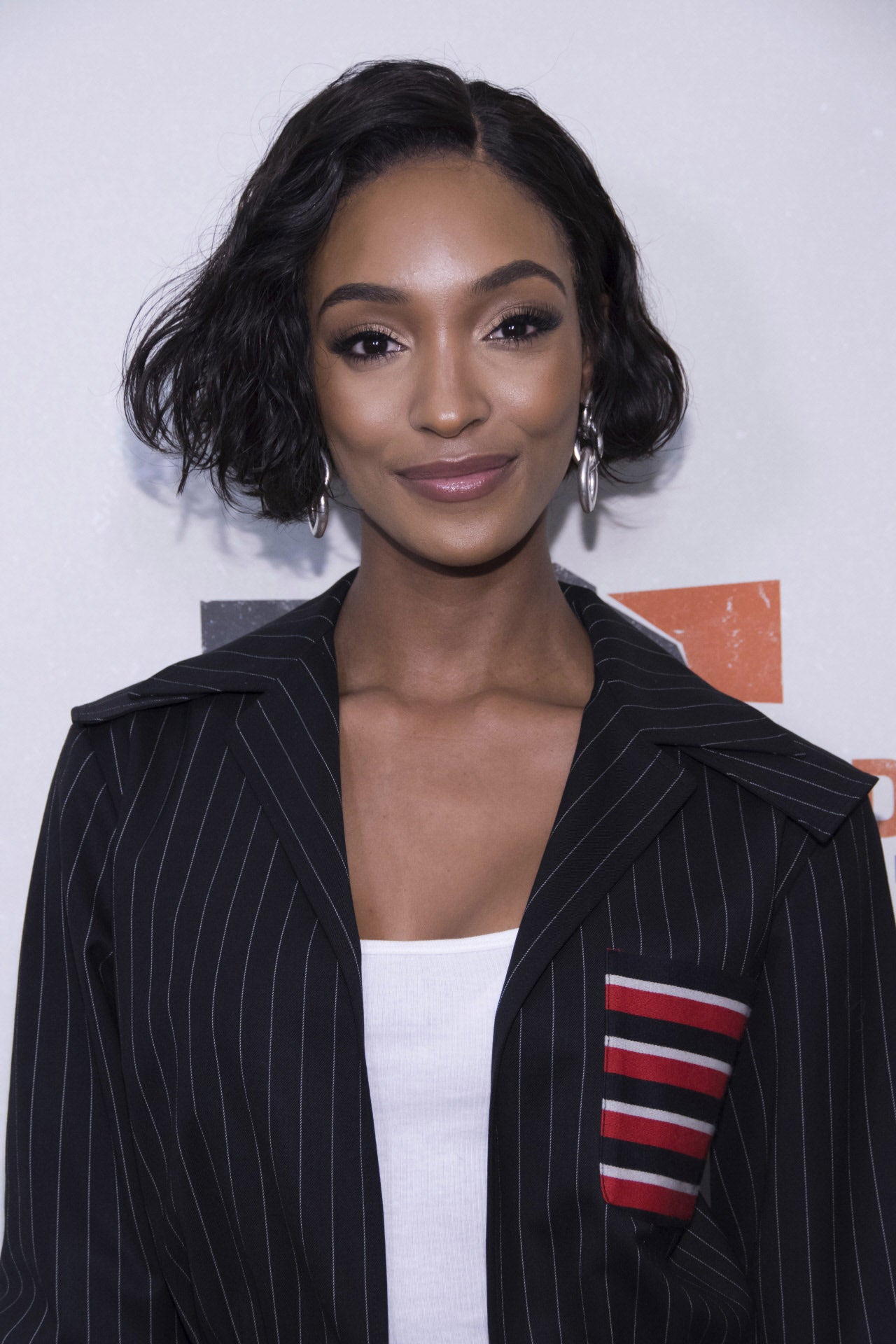 Jourdan Dunn con un bob el 12 de septiembre de 2017, nada sospechoso, salvo que dos semanas después lucía melena larga.