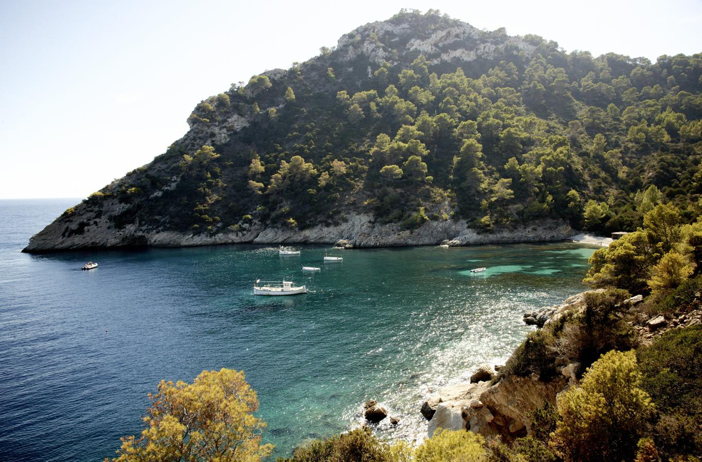 Antes de que se desate la locura, en el mes de junio, viajamos hasta la otra Ibiza, la isla de las mil calas solitarias, de las aguas turquesas y cristalinas y los atardeceres mágicos.