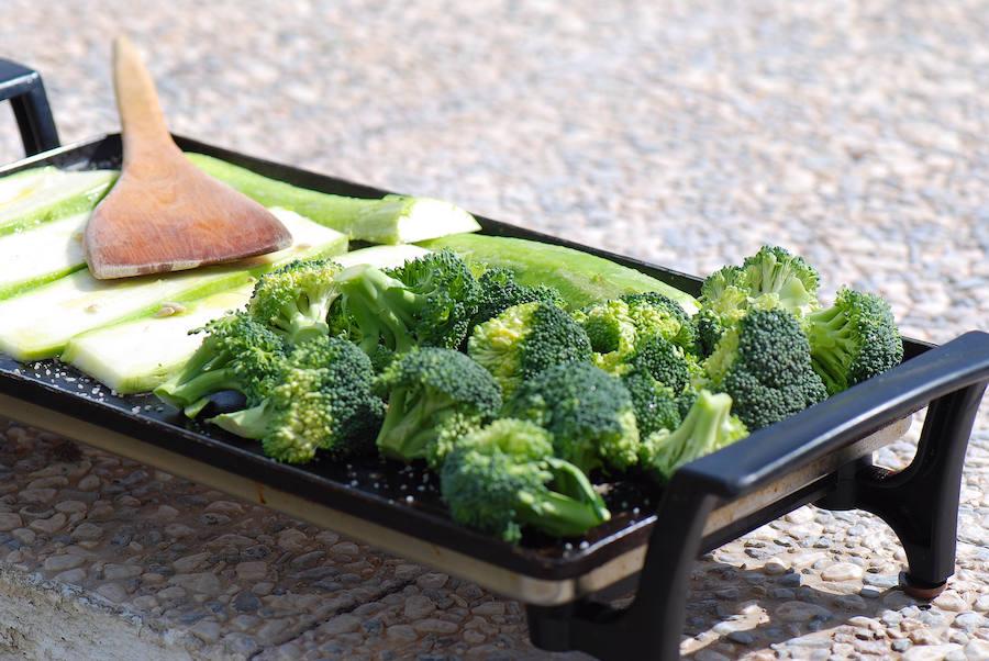 El brócoli es tico en antioxidantes como las vitaminas C, E y betacaroteno, con alto poder anticancerígeno, anticelulítico, alcalinizante, antiinflamatorio y bueno para el sistema digestivo.