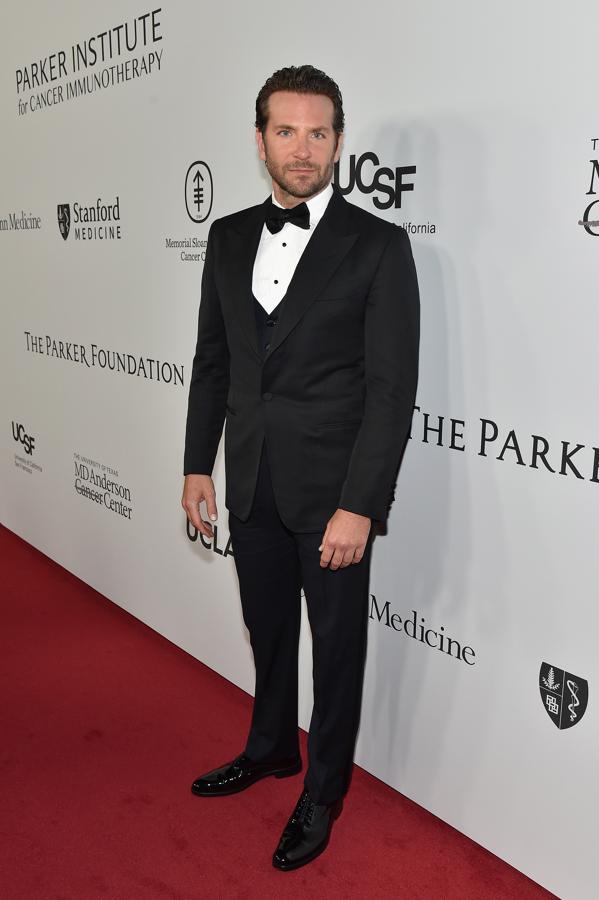 Bradley Cooper con esmoquin es la perfección hecha hombre.