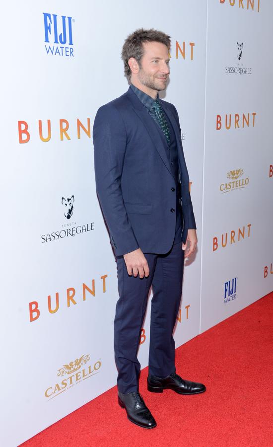 Y nos gusta que se atreva a introducir combinaciones un tanto extravagantes como el mix de estampados entre su corbata y su camisa.