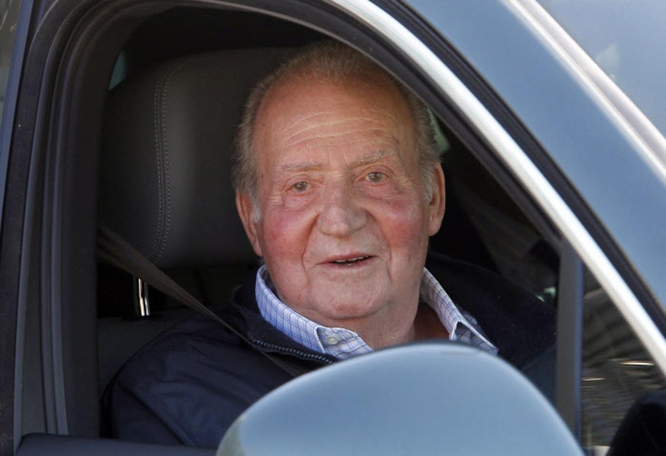 El Rey ha tenido que superar varias operaciones debido a sus dolores articulares. En esta fotografía acababa de recibir el alta médica después de su cuarta intervención en la cadera en 2013.