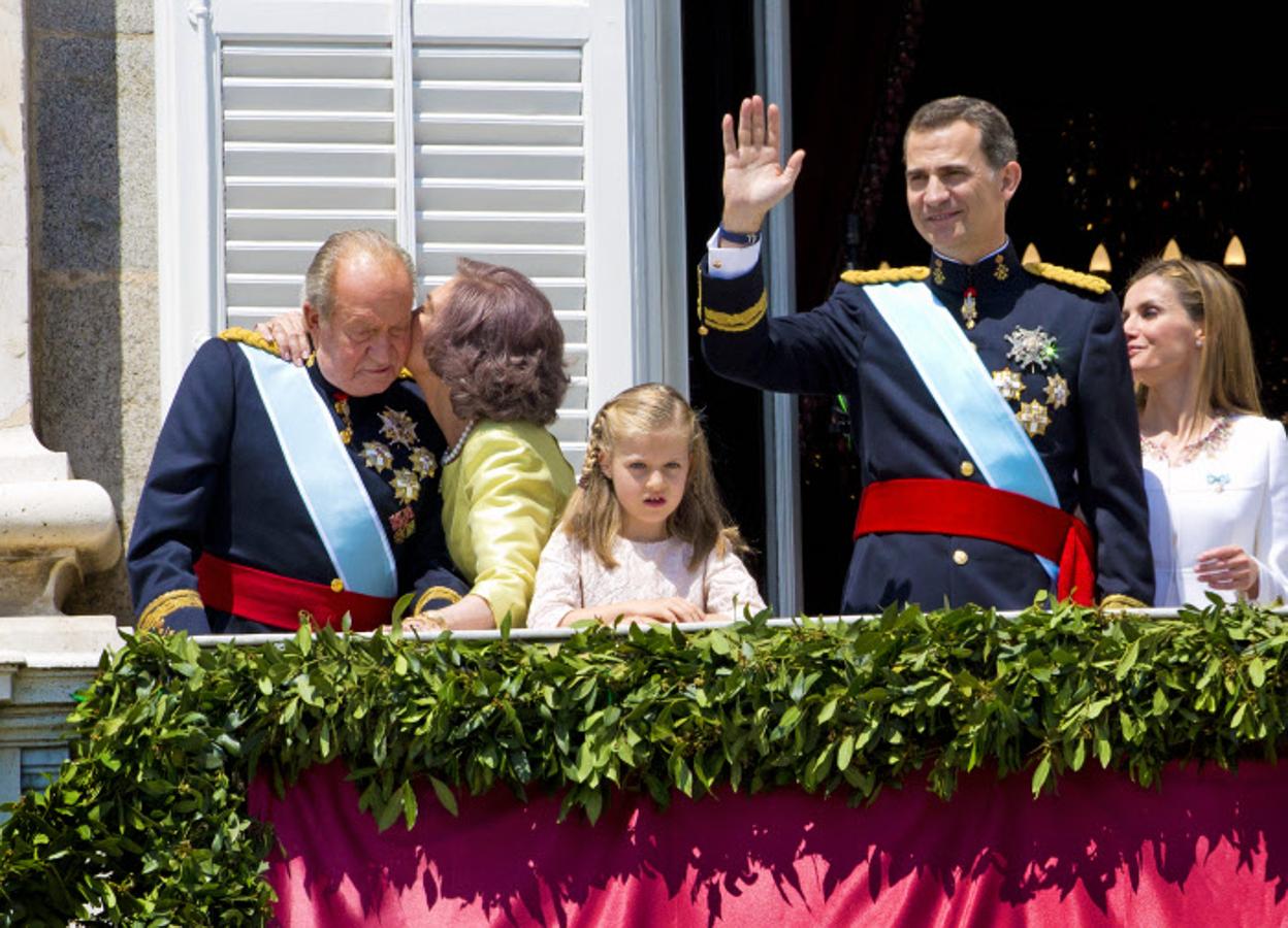 Don Juan Carlos ha depositado en su hijo Felipe VI la tarea de enderezar el rumbo de la monarquía así como su valoración e imagen pública.