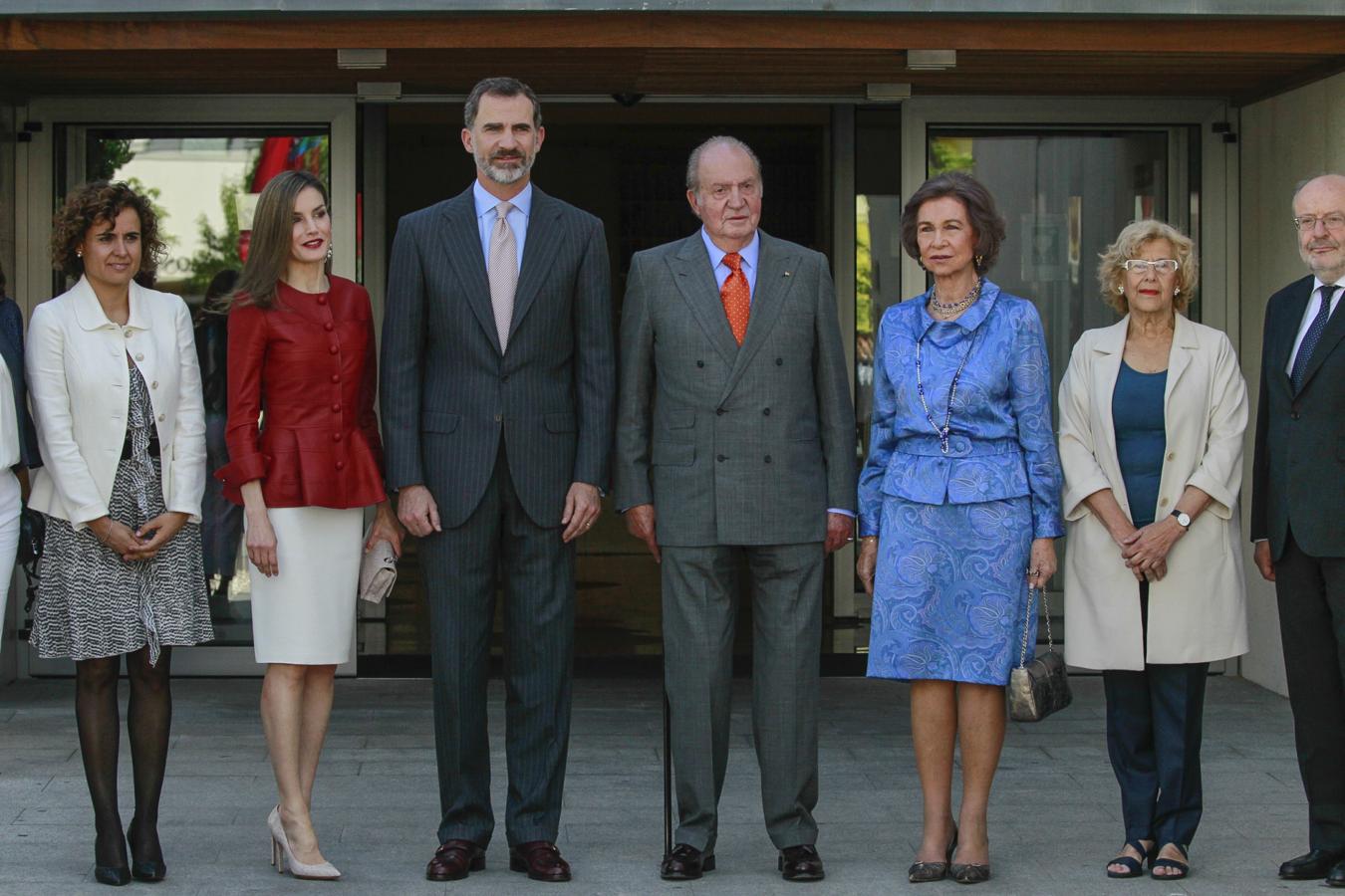 Tras su abdicación le hemos visto en pocos actos públicos junto a su hijo el Rey Felipe. Desde entonces siempre ha tratado de dar todo el protagonismo a su hijo.