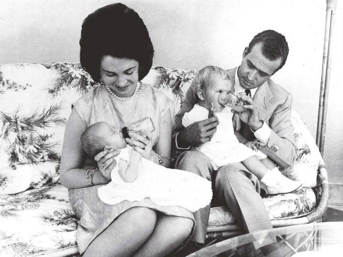 Don Juan Carlos siempre pendiente de sus hijos, en este caso de sus dos hijas Enena y Cristina.