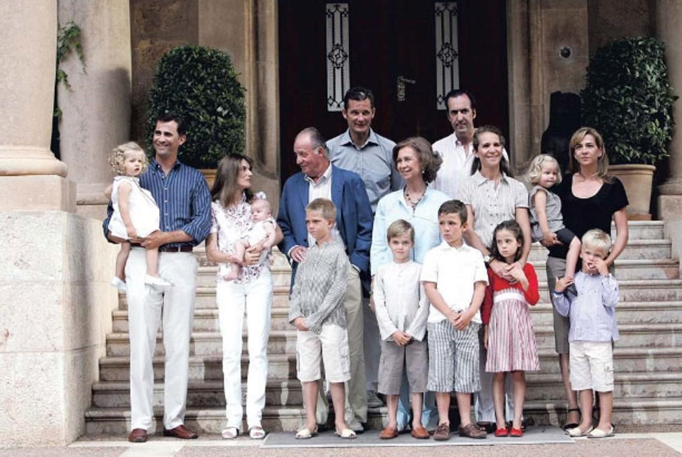 Esta es una de las pocas fotografías que hay de la familia al completo tras la boda de Felipe y Letizia.
