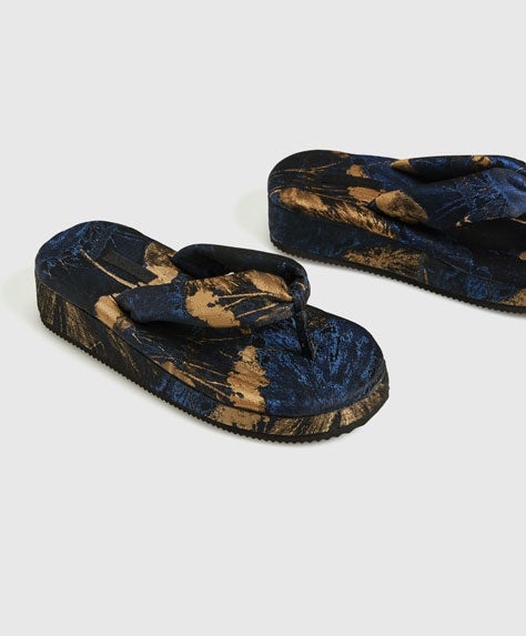 Con plataforma y estampadas, estas chanclas las puedes encontrar en Oysho. Precio: 12,99 euros.