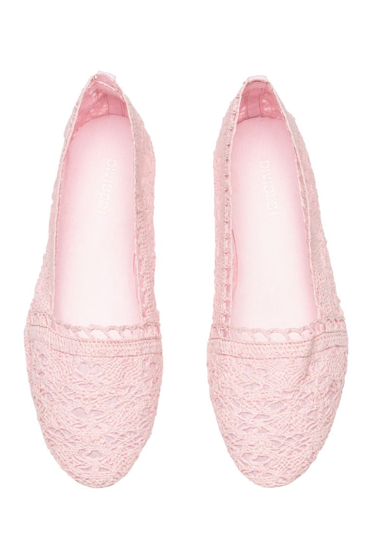 Rosas y de ganchillo, estas bailarinas las puedes encontrar en H&M. Precio: 12.99 euros.