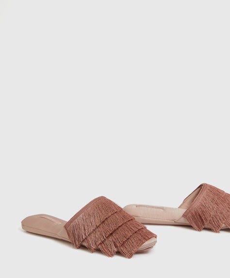Zapatilas con flecos en color salmón de Oysho. Precio: 19,99 euros.