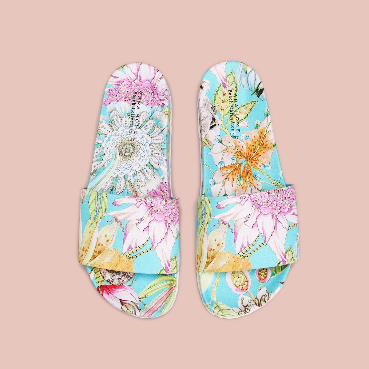 Chanclas con estampado tropical de Zara Home. Precio: 19,99 euros.
