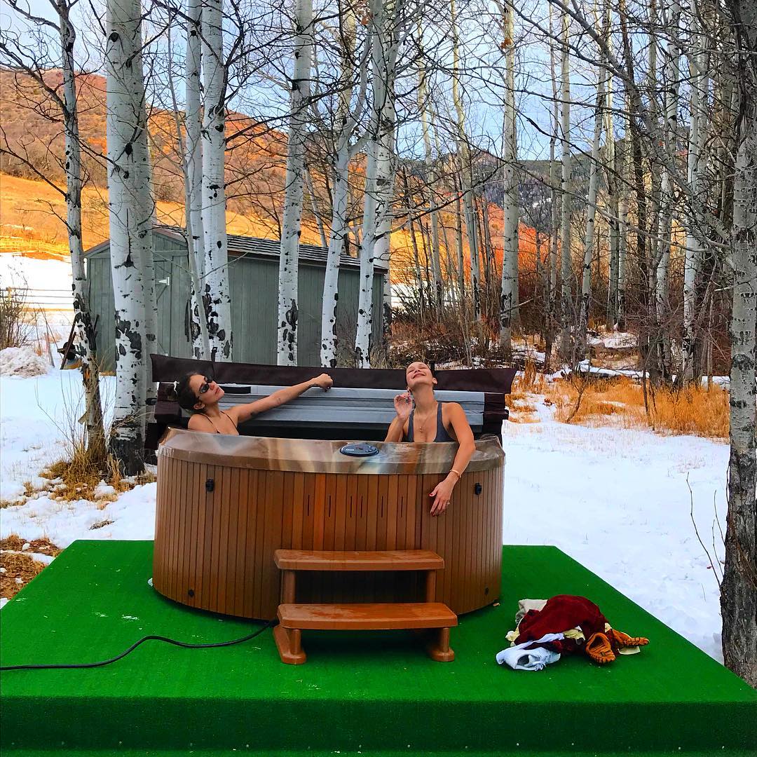Belle Hadid, que aunque no está en la playa, se puso el bikini junto a su amiga y disfrutaron del jacuzzi en medio de la nieve. ¡Planazo!