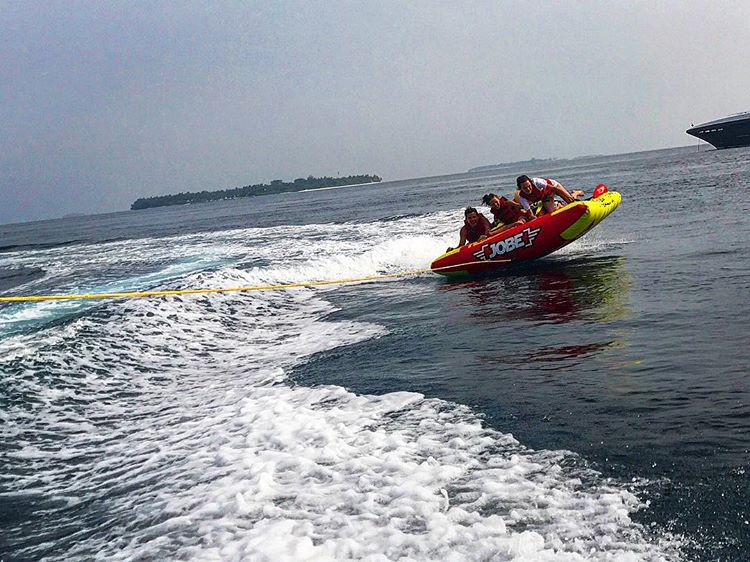 Cara Delevingne junto a sus amigos en una de las barcas, divirtiéndose en el mar.