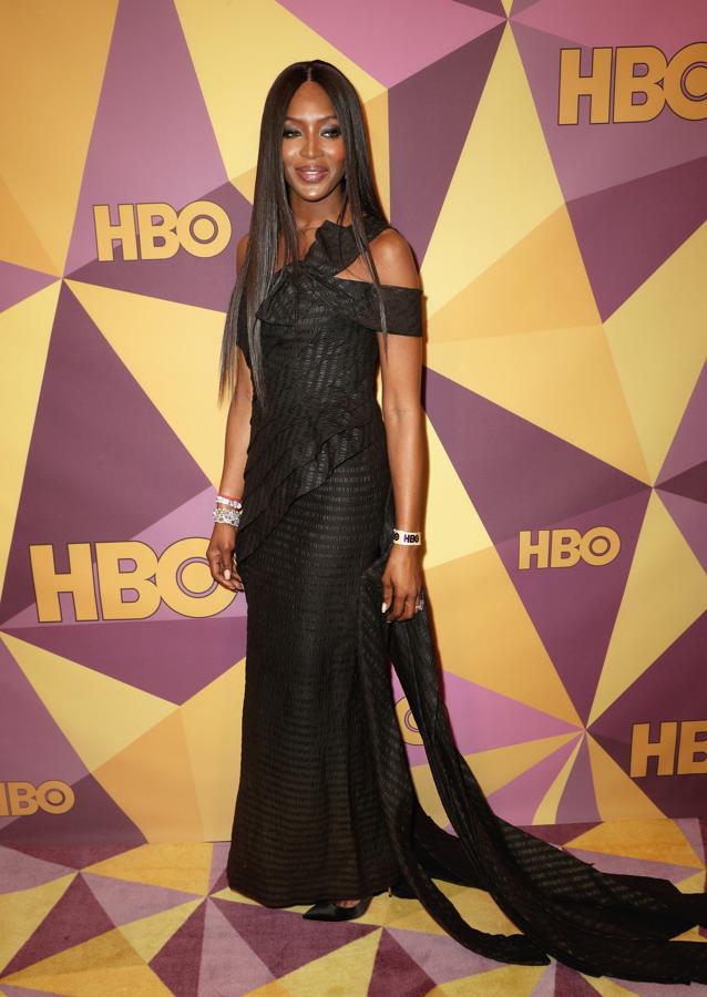 Jean Paul Gaultier firmó el vestido con cola y asimetrías en el escote que Naomi Campbell llevó a la fiesta de HBO