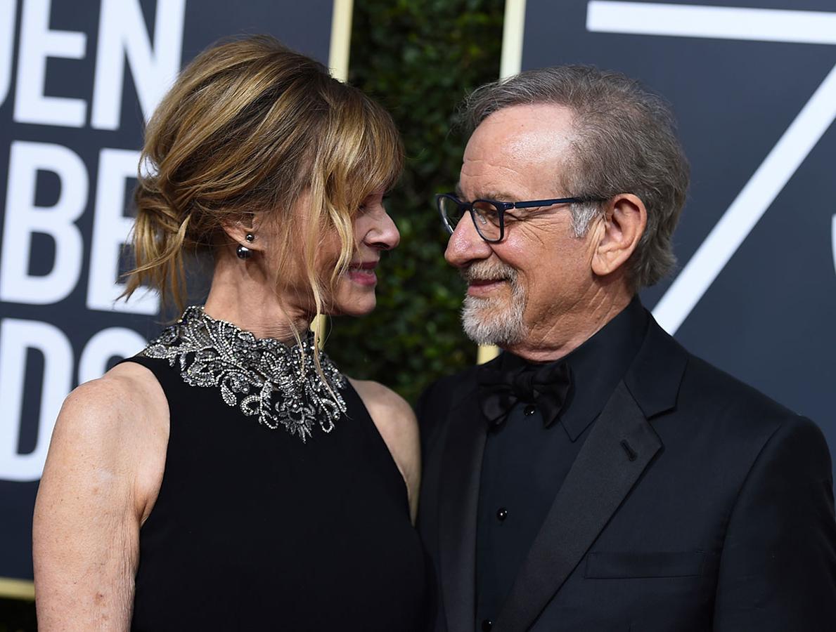 Steven Spielberg junto a su mujer, Kate Capshaw en los Globos de Oro 2018.