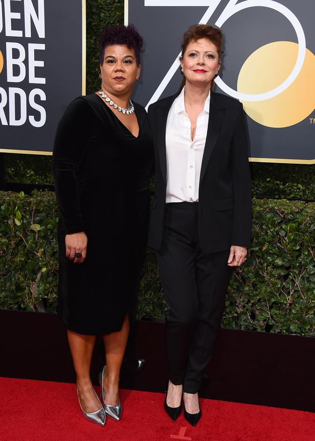 Susan Sarandon posa con la periodista y activista Rosa Clemente en los Globos de Oro 2018.