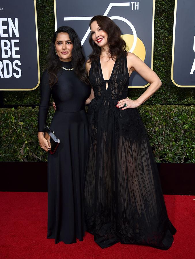 Salma Hayek y Ashley Judd posan en los Globos de Oro 2018.