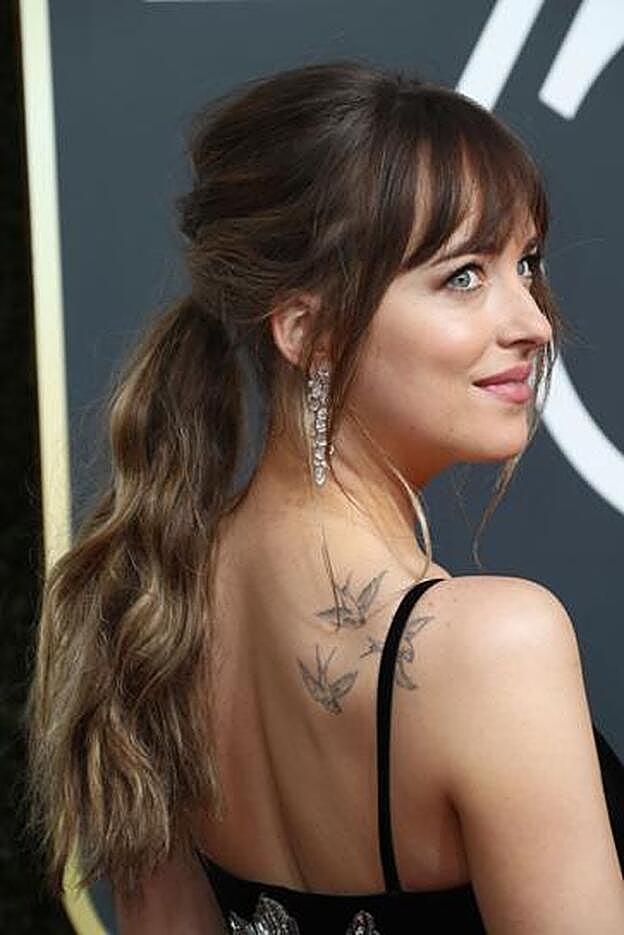 La coleta de Dakota Johnson en los Globos de Oro 2018 es lo más.
