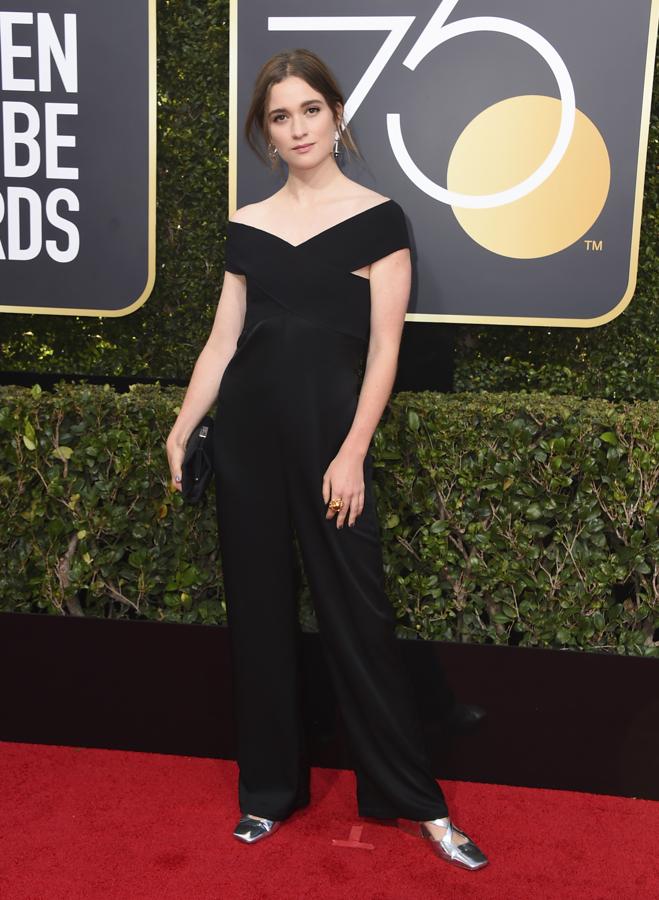 ¿Puede quedar más insulso este mono negro con escote cruzado que lleva Alice Englert? Vale, los zapatos tampoco ayudan...