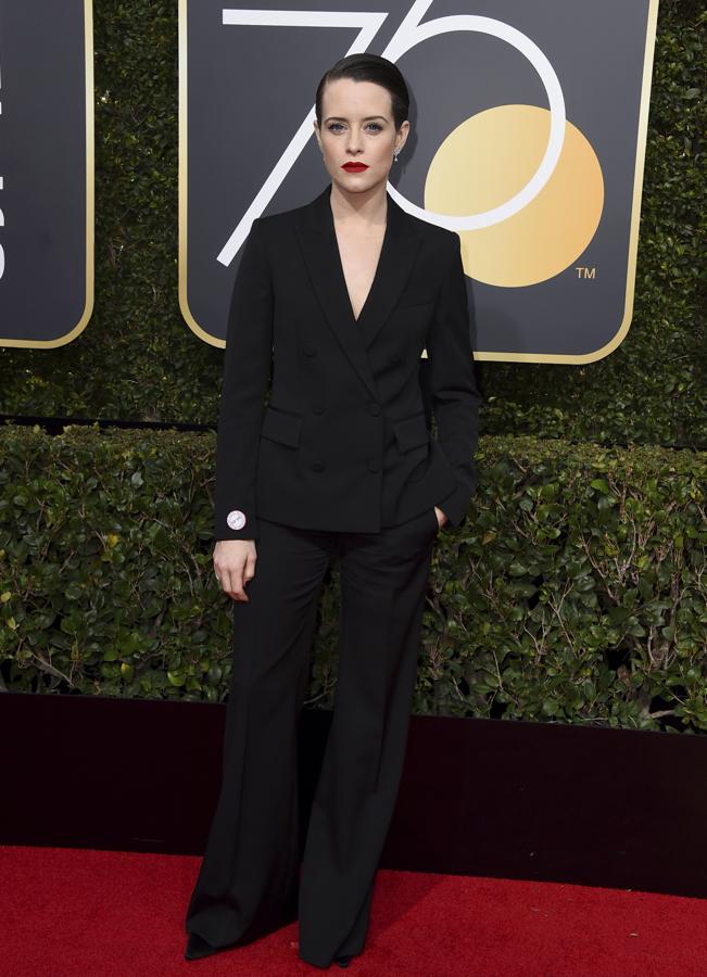Claire Foy y su lección de estilo (y feminismo) con un elegantísimo esmoquin negro de Stella McCartney.