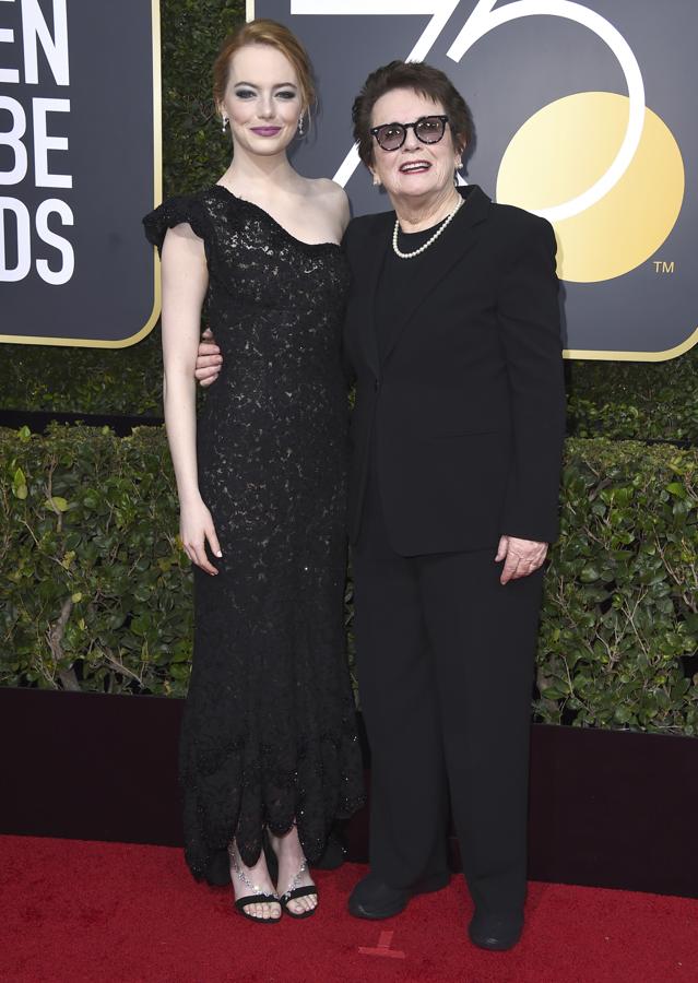 Emma Stone, que ha llegado acompañada de Billie Jean King, nos ha dejado un poco frías con su vestido de encaje negro de Louis Vuitton. Ni fú ni fa, y en ella, eso es un suspenso.