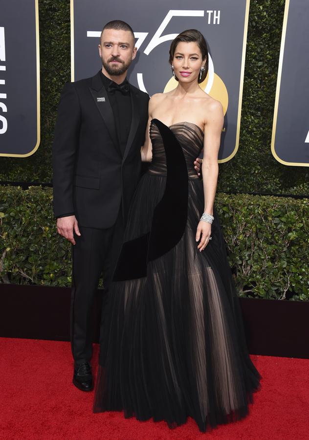 Jessica Biel y Justin Timberlake, ambos de negro de pies a cabeza. La actriz lleva un impresionante diseño de Dior.