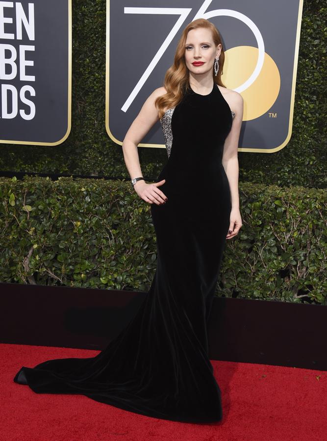 Jessica Chastain, de Armani Privé, también se ha sumado al 'luto' de la alfombra roja por el machismo de Hollywood