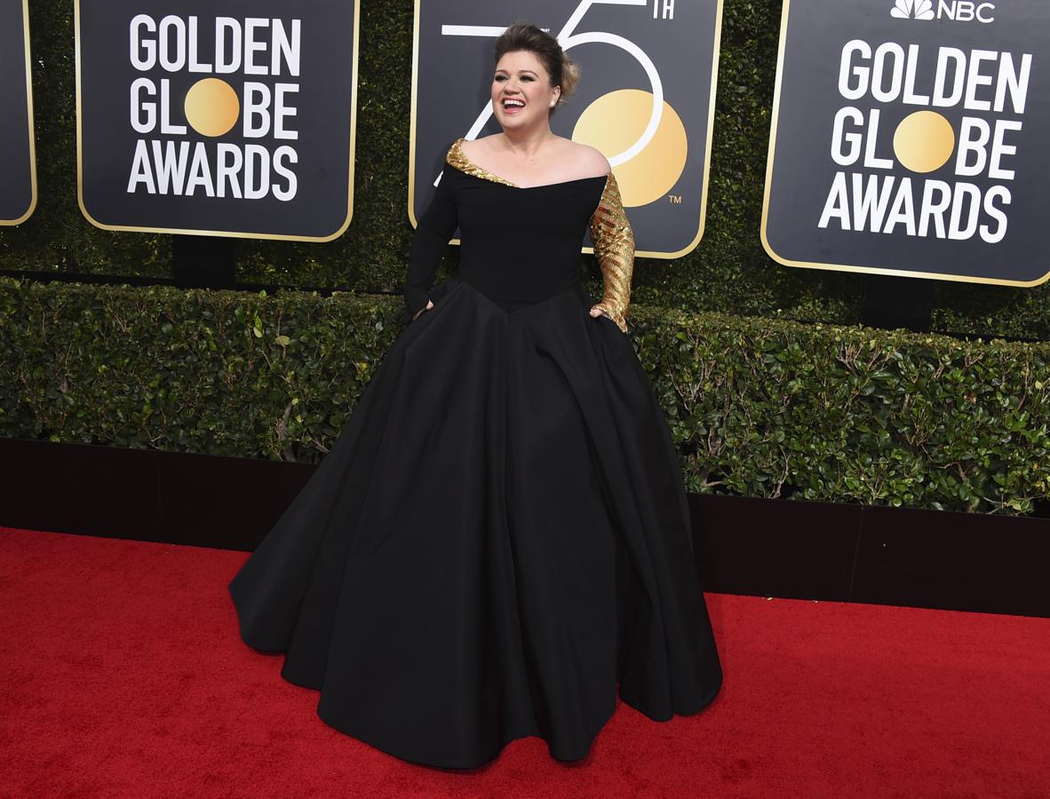 Kelly Clarkson, muy elegante y favorecida con este diseño de Christian Siriano.