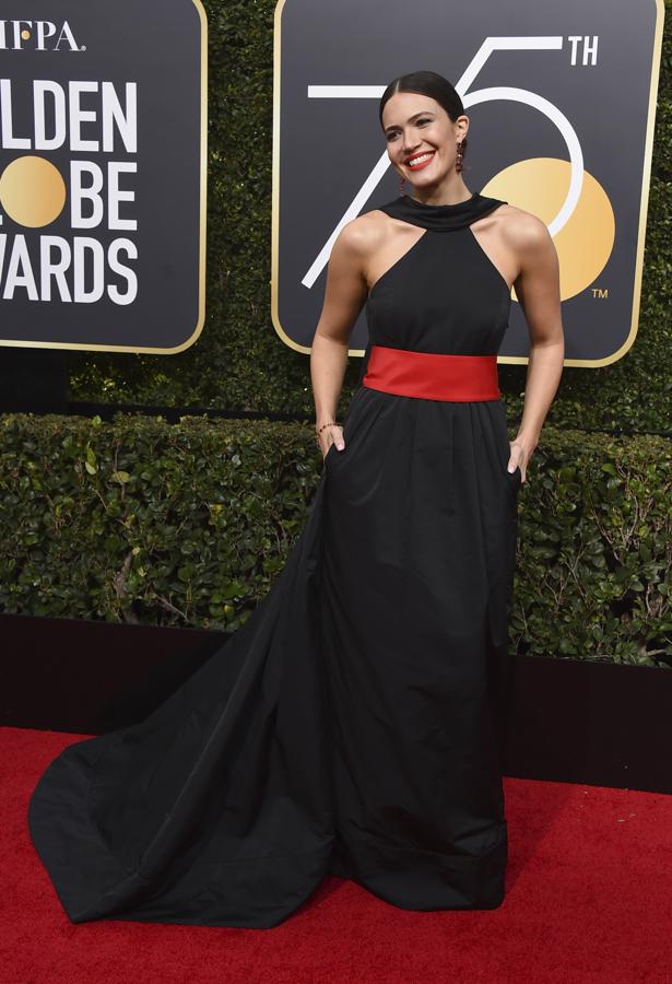 Mandy Moore ha introducido una ligera nota de color en su sencillo, y favorecedor, vestido de Rosie Assoulin.