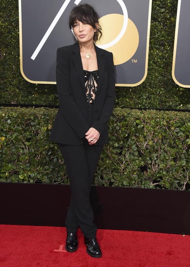 Reed Morano, muy elegante con un look con traje pantalón y top lencero.