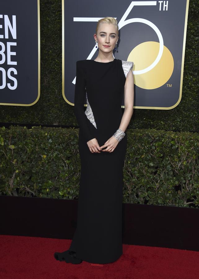 Saoirse Ronan, impresionante con este look de inspiración futurista de Versace.