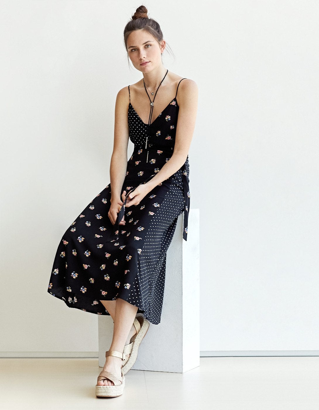 Vestido midi con estampado de flores y lunares. Precio: 15,95 euros (antes 19,95 euros)