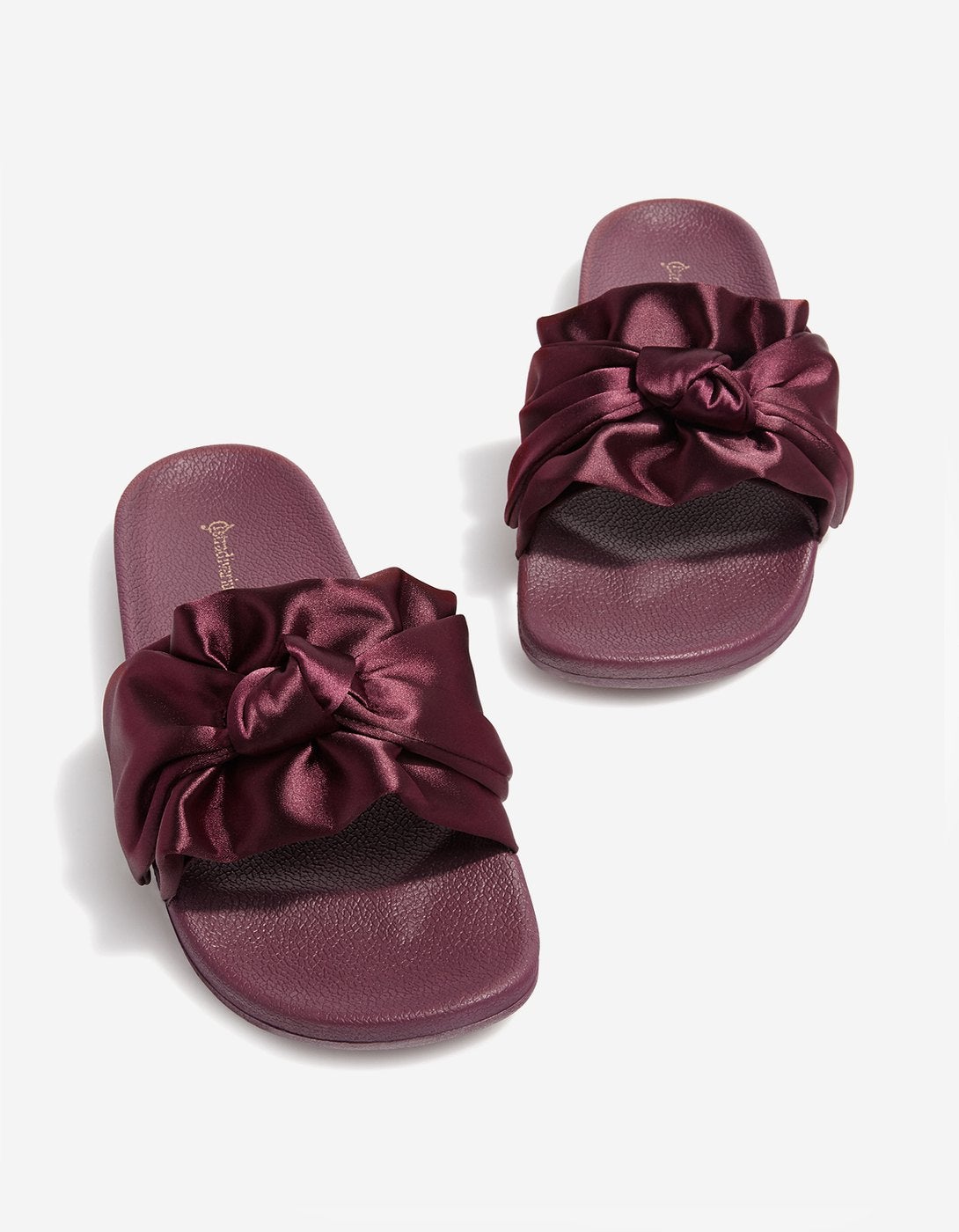 Palas de raso con lazo. Precio: 7,99 euros (antes 19,95 euros)