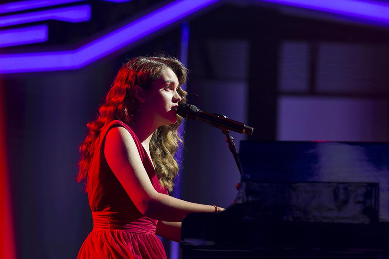 A piano, Amaia cantó 'Soñar contigo'.