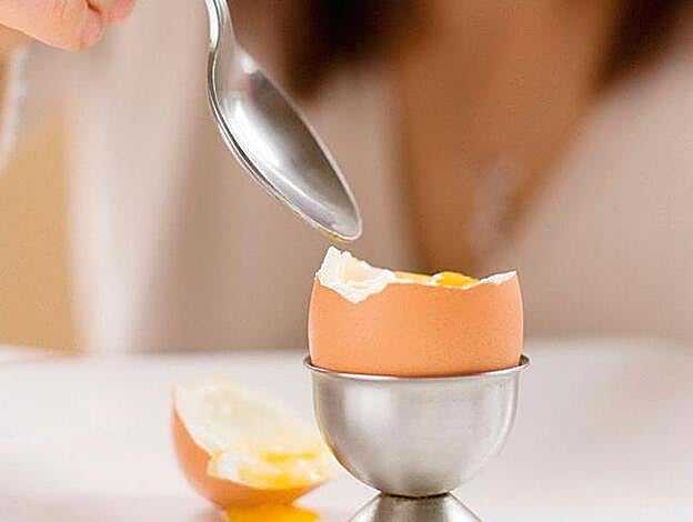 Chica comiendo huevo