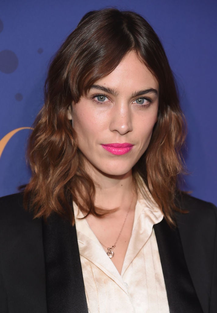 Alexa Chung con long-bob y flequillo en cortina. Un corte de pelo que sienta bien a todos los rostros y es perfecto para este 2018.