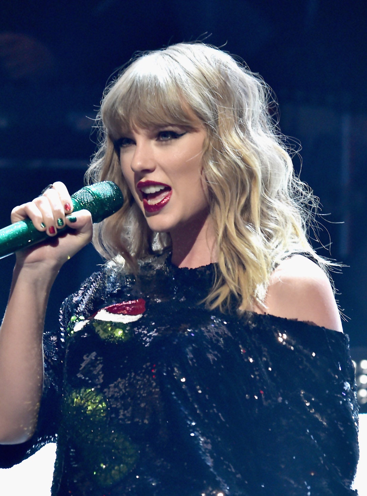 Taylor Swift ha dejado crecer su bob un poco más abajo de los hombros. Una melena con flequillo que luce ondulada y nos encanta para este 2018.