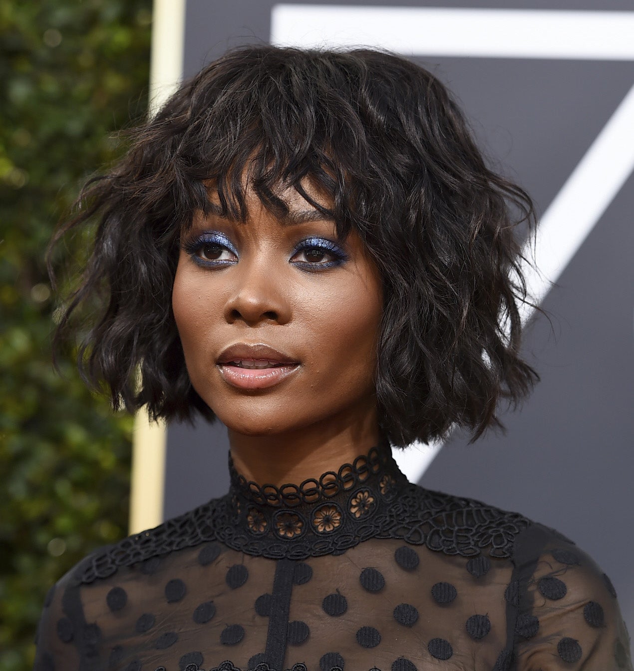 Zuri Hall estrenó en los Globos de Oro bob cuadrado con flequillo, demostrándonos que es un corte también para el cabello rizado.