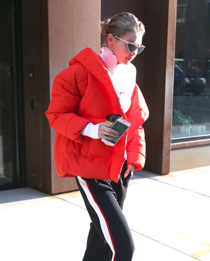 Pero los plumas no solo los lleva al gimnasio, también con looks de estilo deportivo. En este look, todo está escogido con mucha intención. ¿Os habéis fijado en lo conjuntada que va?