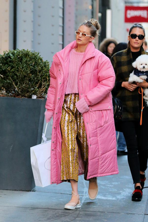 Pero el plumas junto con el jersey de cuello alto rosa son lo más discreto del look porque los culotte glitter estampados no tienen desperdicio.